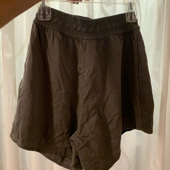 Lululemon Feeling Femme Shorts Army green 5.5" - Picture 3 of 4